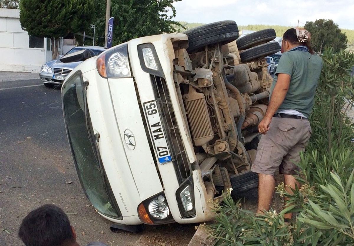 Milas\'ta Kontrolden Çıkan Kamyonet Takla Attı; 3 Yaralı