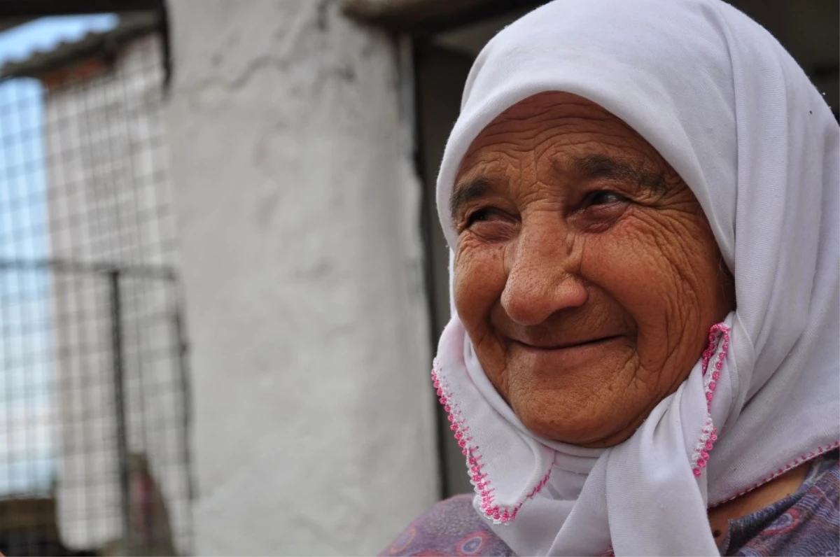 Milas\'ta Yaşlı Kadına Vatandaşlar Sahip Çıktı