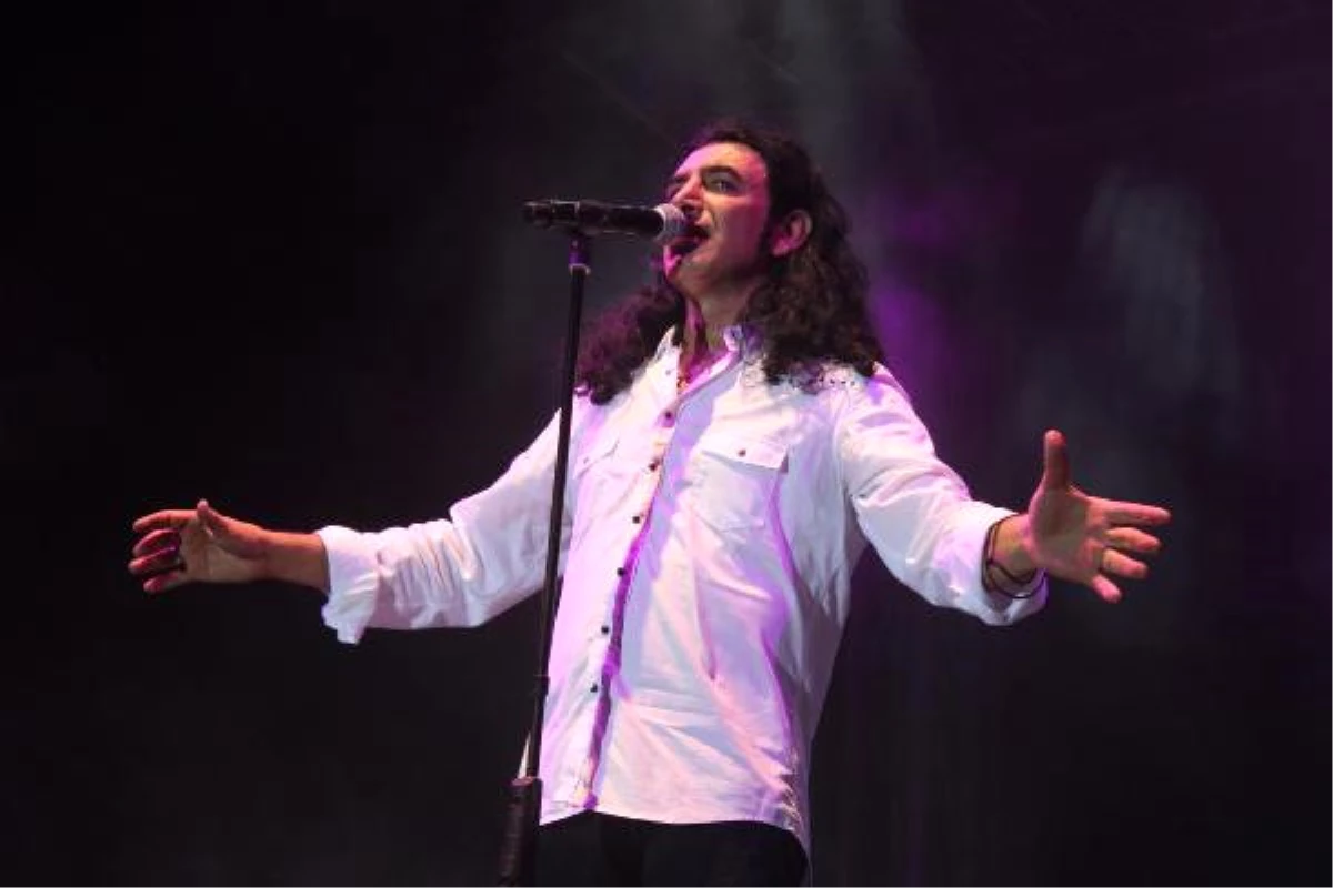Murat Kekilli, Kocaeli Fuarı\'nda Konser Verdi