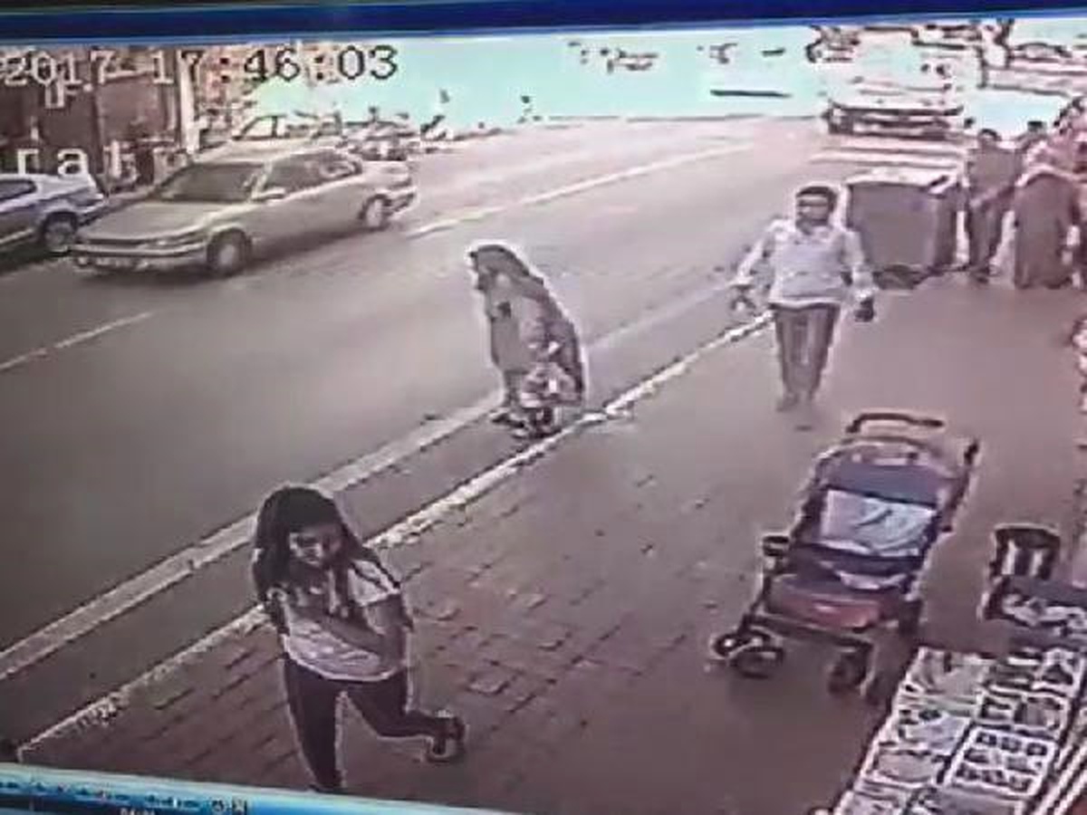 Otomobilin Yaşlı Kadına Çarpma Anı Kamerada