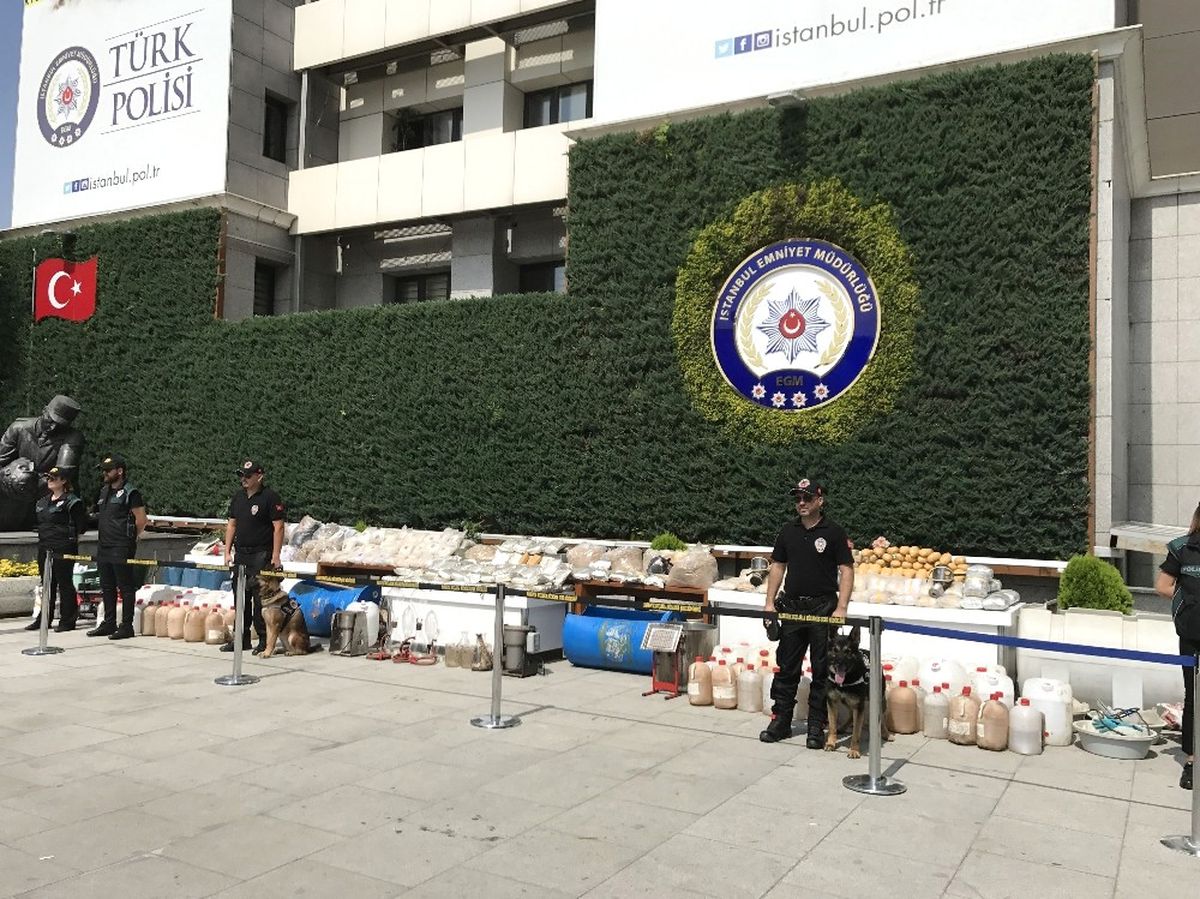 Sakarya\'da Bir Tavuk ve Mantar Çiftliğine Düzenlenen Baskında 1 Ton Eroin Ele Geçirildi