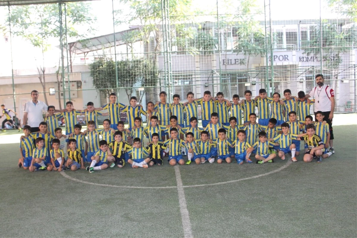 Siirt\'te 75 Çocuk Akademide Futbol Öğreniyor