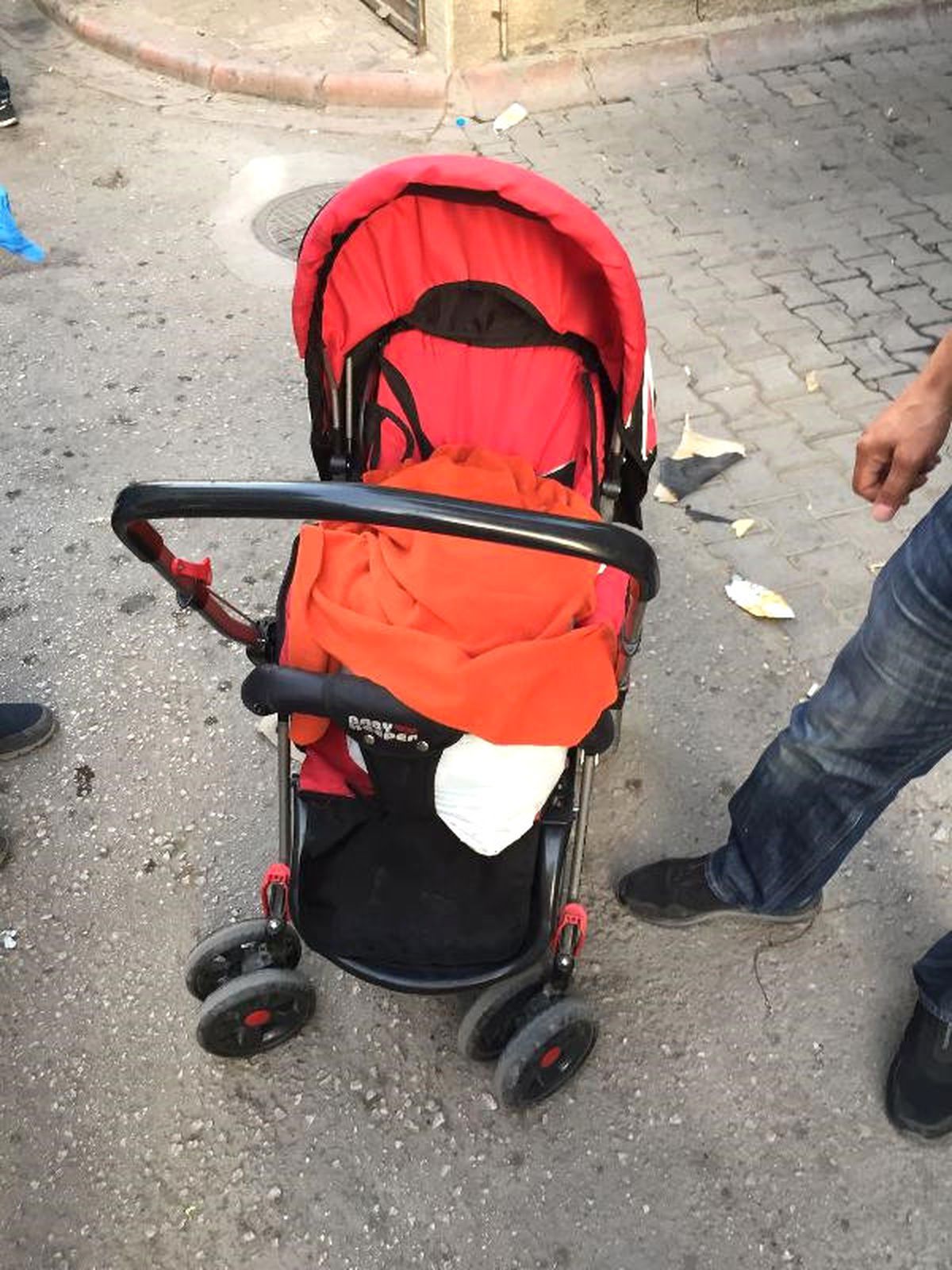 Uyuşturucuya Hayır\' Yürüyüşüne Katılan, Uyuşturucudan Tutuklanan Muhtar Azasının Eşinde 4 Kilo...