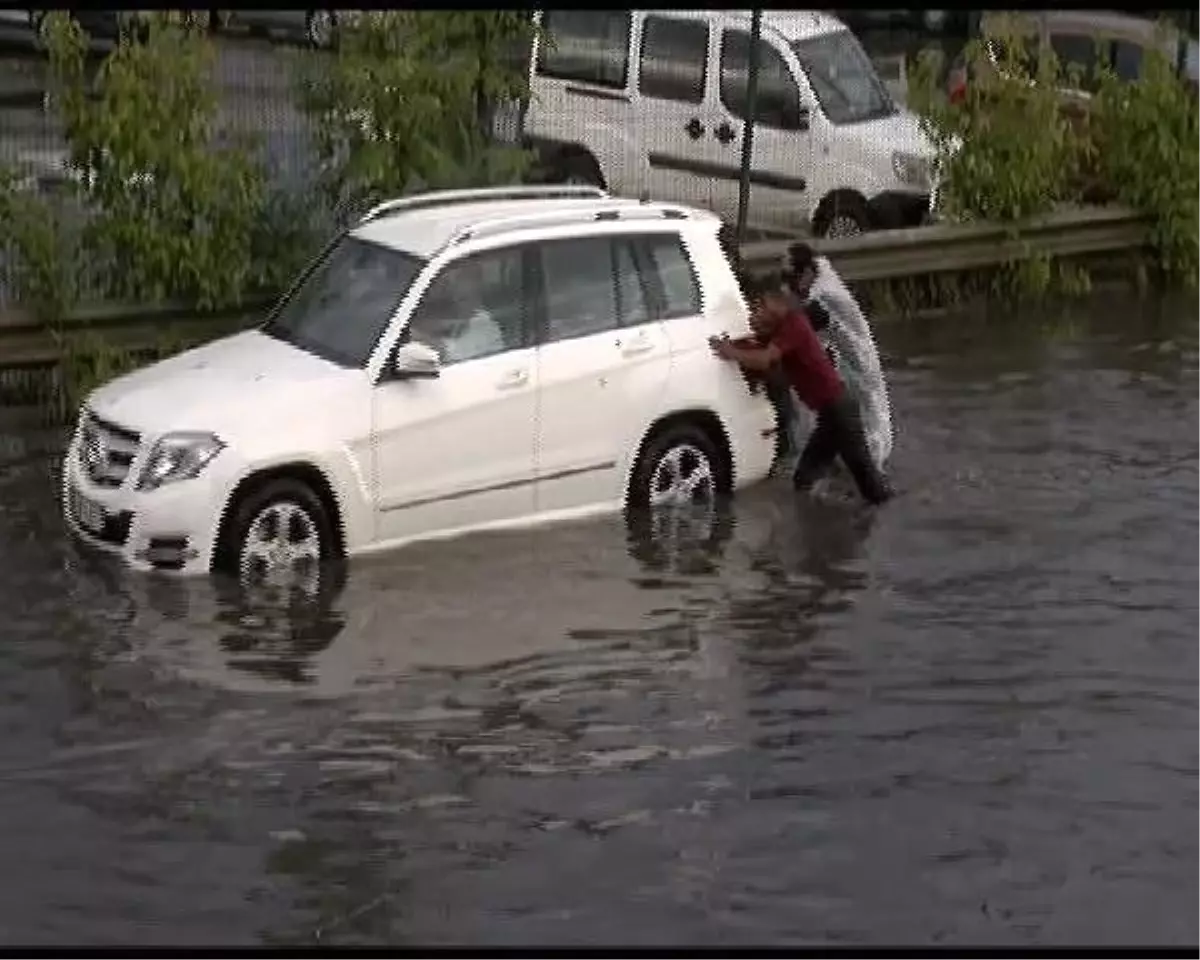 Yağmur ve Fırtına İstanbul\'u Esir Aldı