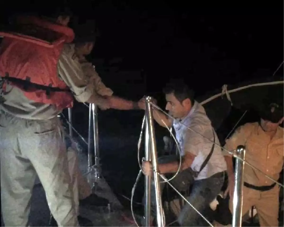Yelkenli Tekne ile Umuda Yolculuk Sahil Güvenliğe Takıldı
