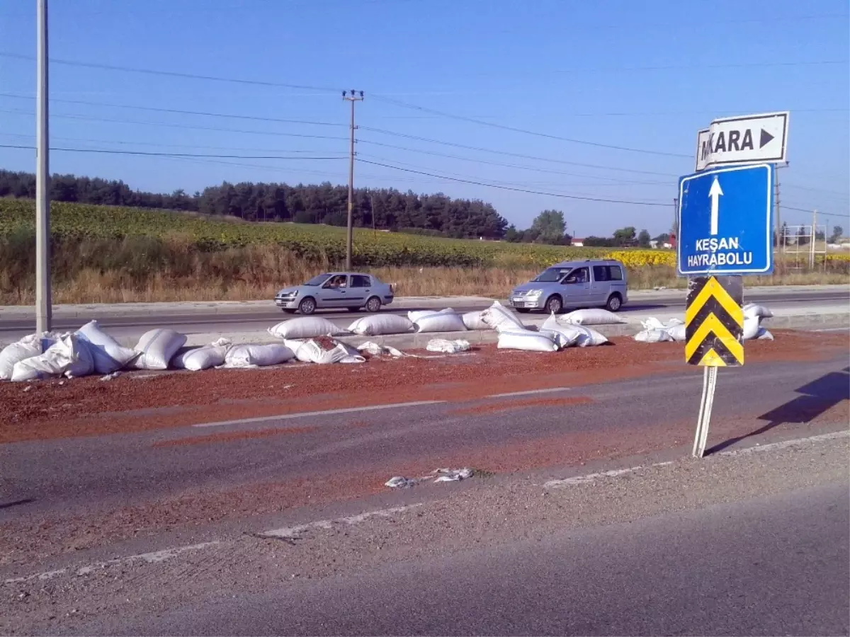 Yola Düşen Çuvallar Kazaya Davetiye Çıkardı