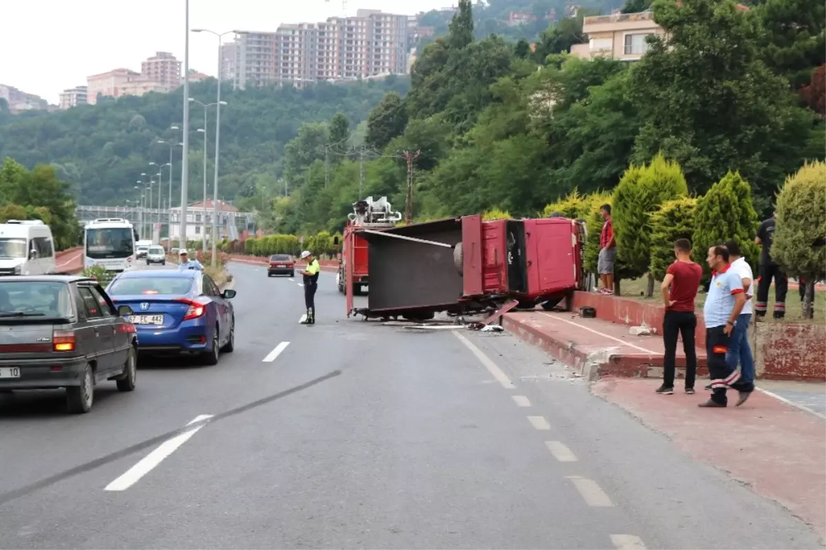 Zonguldak\'ta Kamyon Devrildi: 2 Yaralı