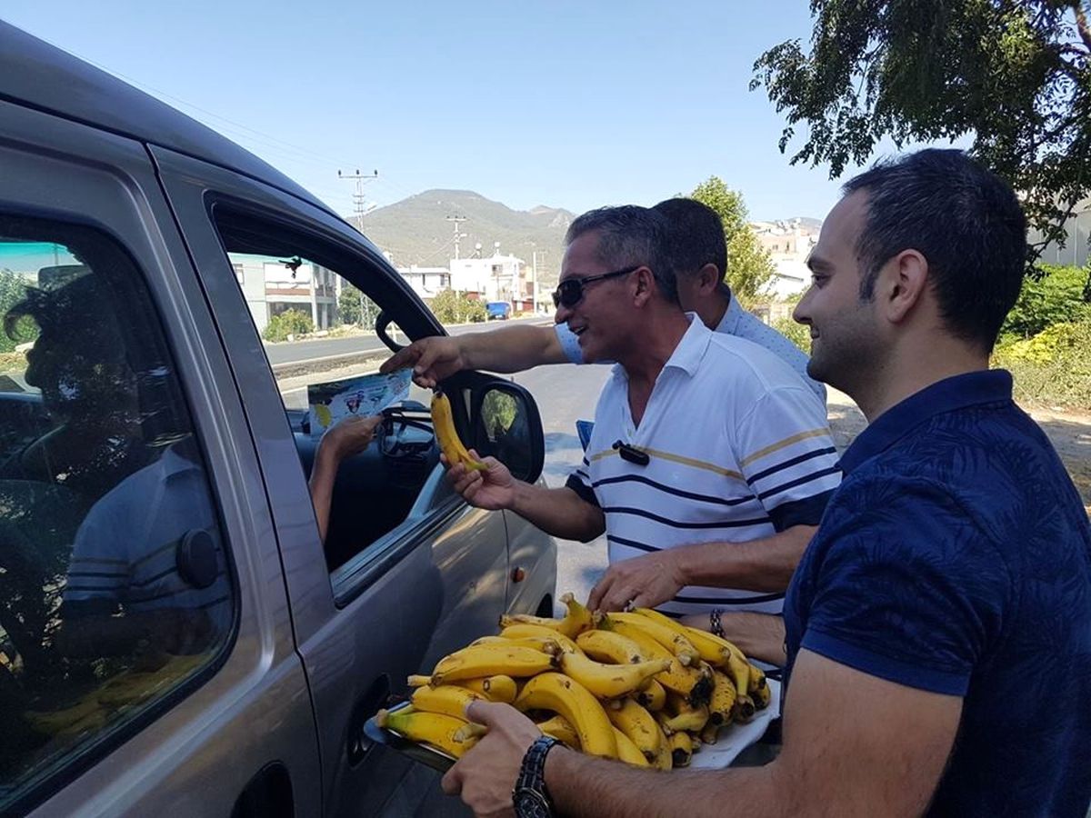 Anamur\'da Sürücülere Muz Dağıtıldı