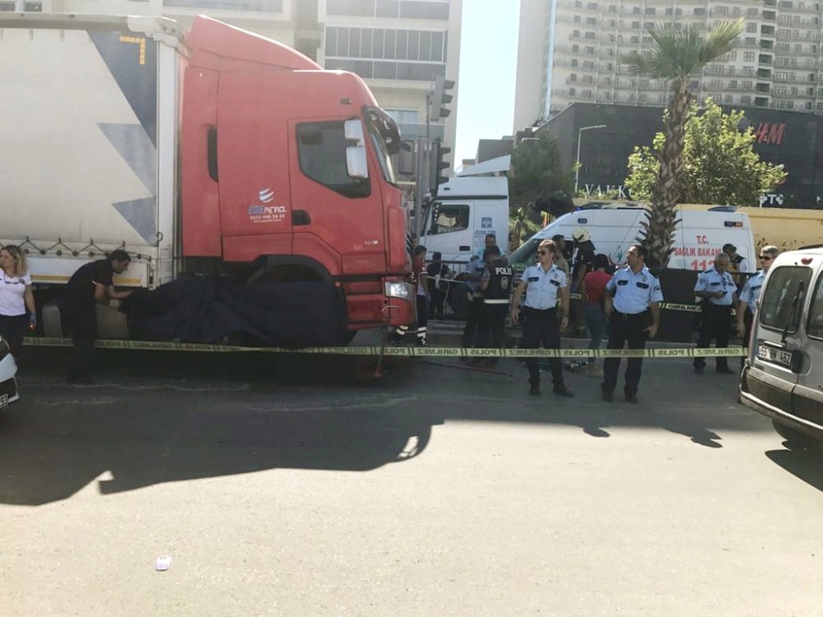 Anne ve 4 Yaşındaki Kızına Tır Çarptı: 1 Ölü