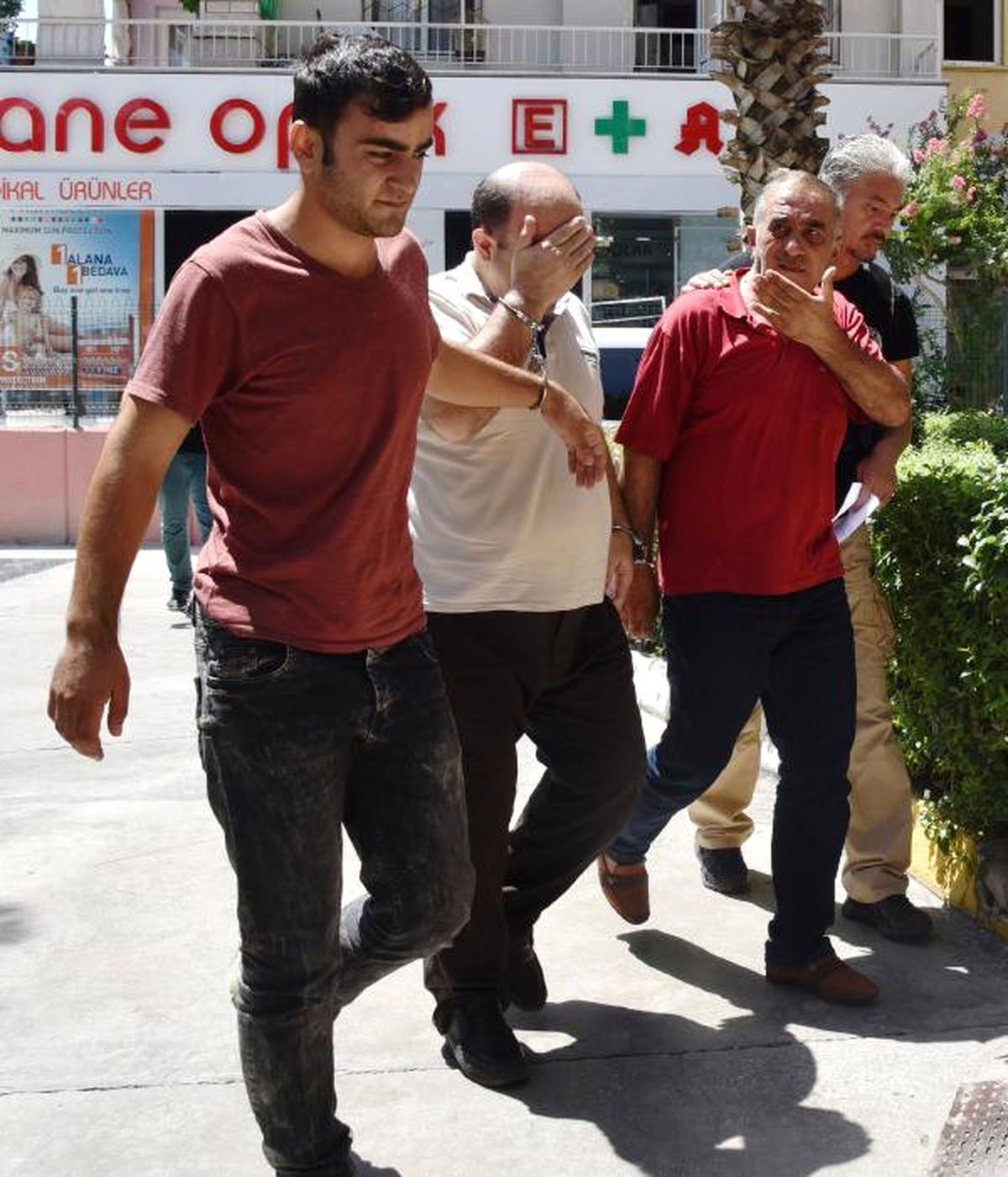 Antalya\'da Uyuşturucu Tacirlerine Operasyon: 3 Gözaltı