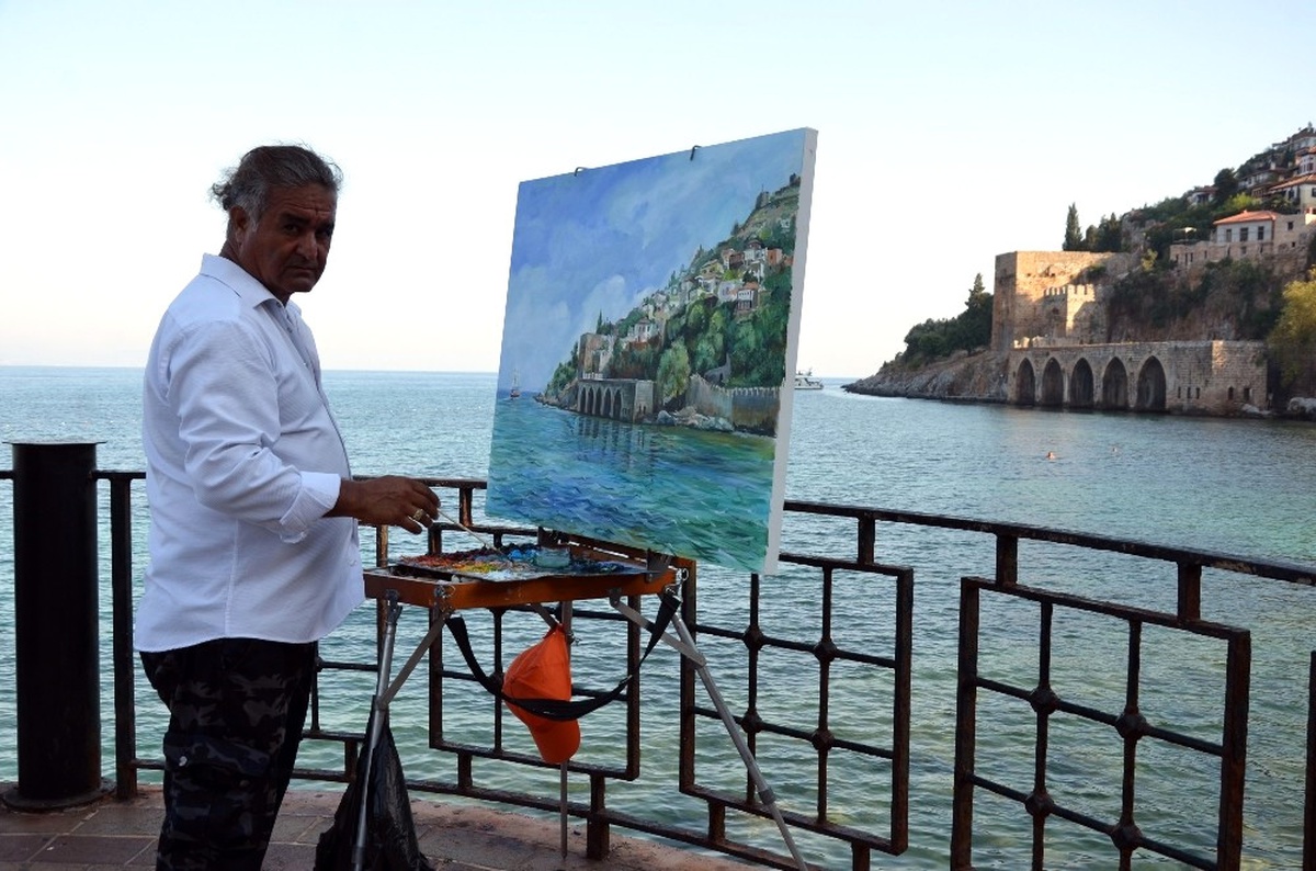 Azeri Ressam Tuvale Yansıttığı Resimleri Alanya\'da Görücüye Çıkardı