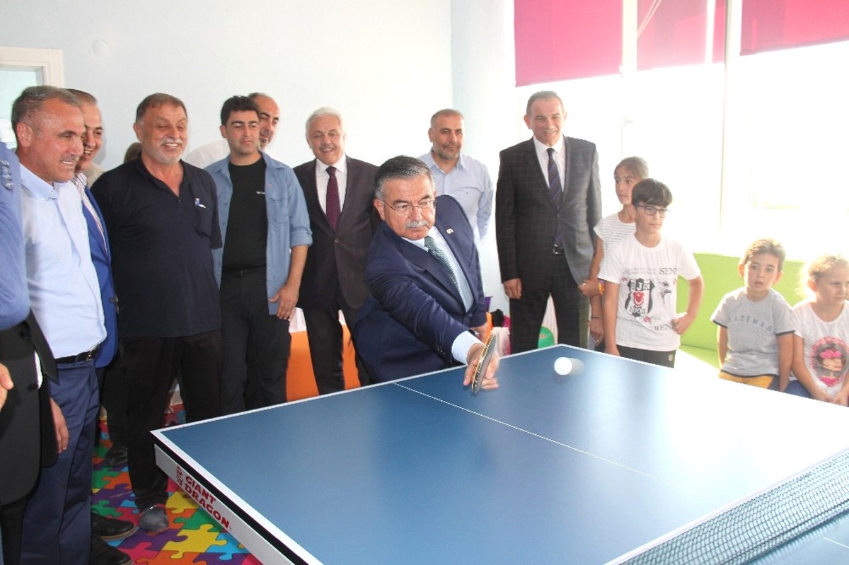 Bakan Yılmaz Öğrencilerle Masa Tenisi Oynadı
