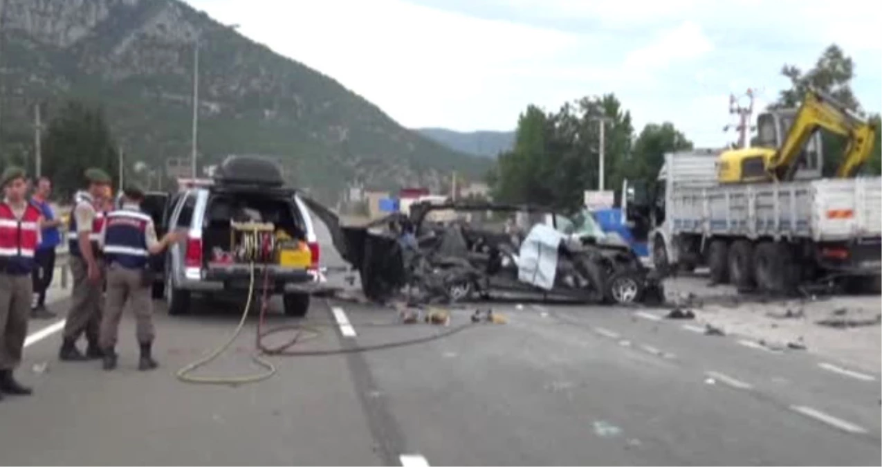 Uyuyan Minibüs Şoförü TIR\'a Arkadan Çarptı: 3 Ölü, 2 Yaralı