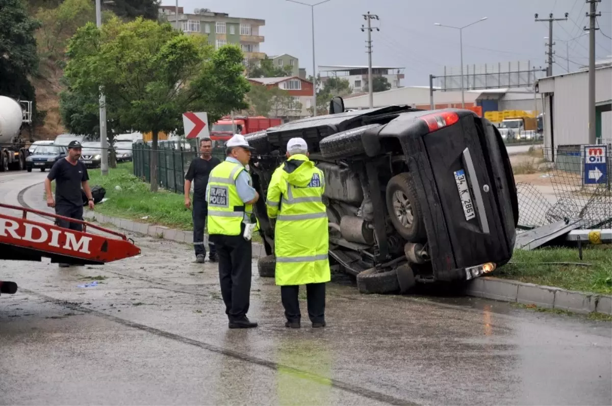 Bursa\'da Otomobil Elektrik Direğine Çarptı: 3 Yaralı