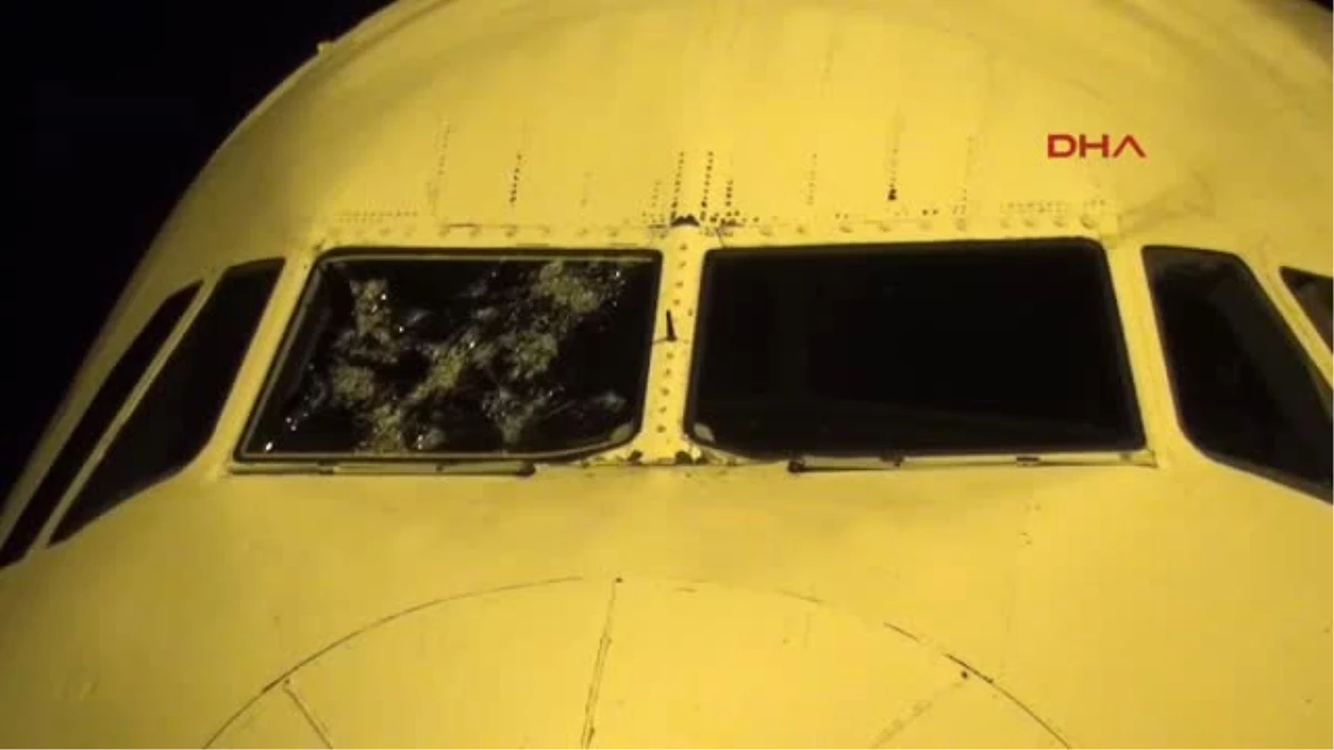 Çanakkale Dolu Nedeniyle Kokpit Camı Çatlayan Yolcu Uçağı Çanakkale\'ye Acil Iniş Yaptı