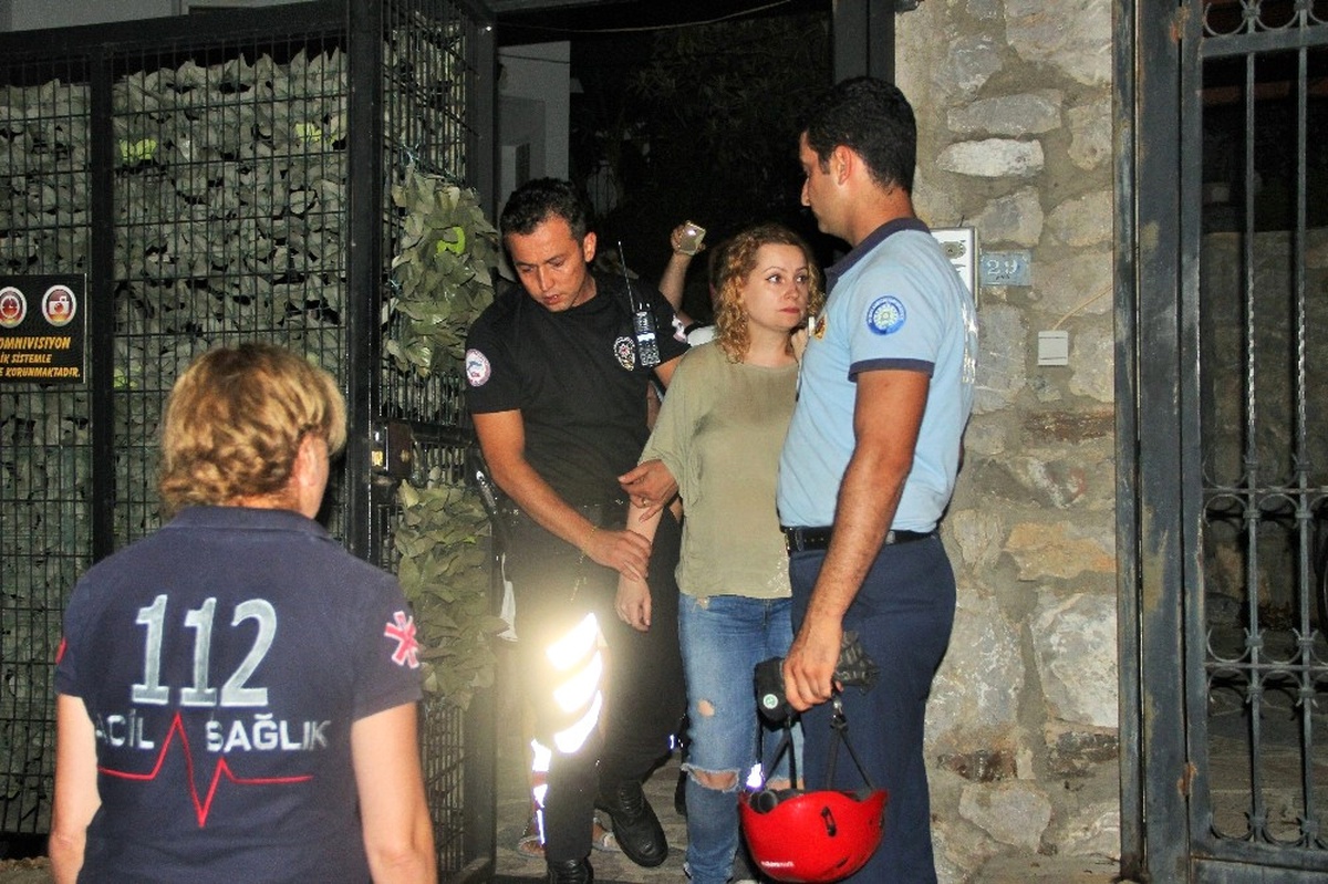 Çatıya Çıkan Rus Turisti Polisler Kurtardı