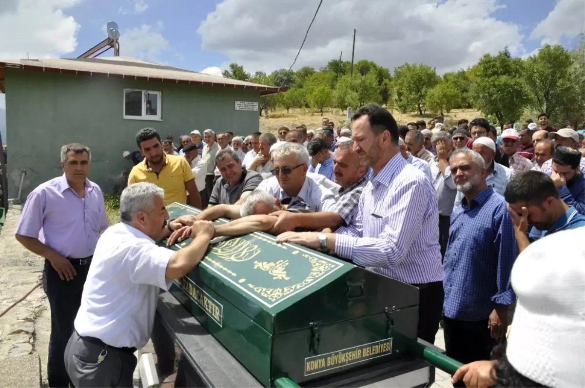 Cinnet Kurbanı Hemşire Gözyaşları İçinde Toprağa Verildi