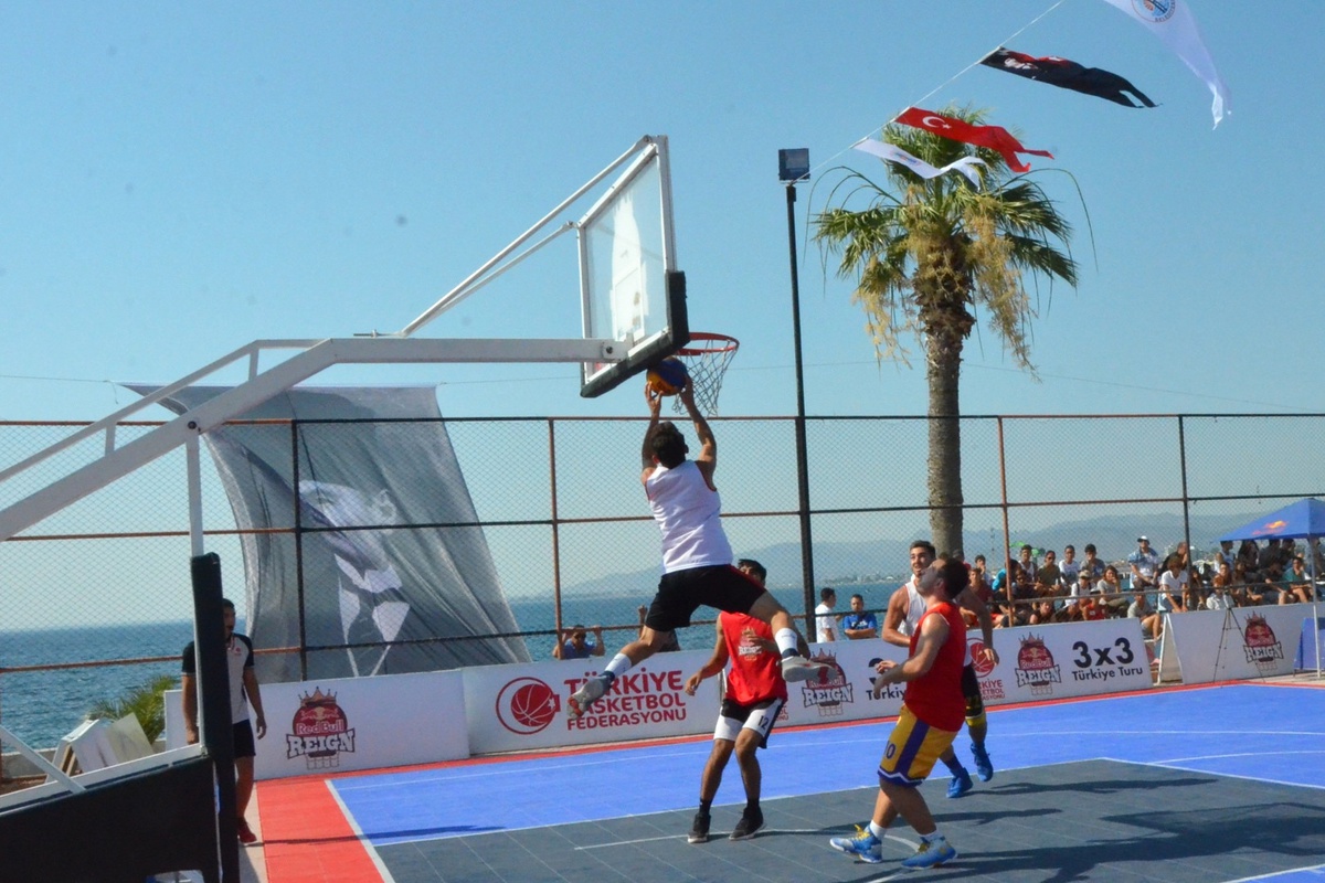 Dikili\'de 3x3 Sokak Basketbolu Maçları Nefes Kesti