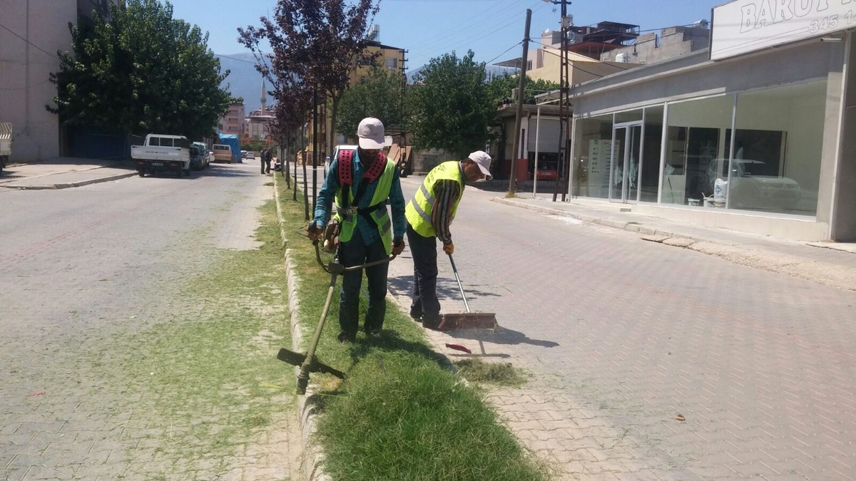 Estetik Görünüm İçin Çim Biçme Çalışamaları Sürüyor