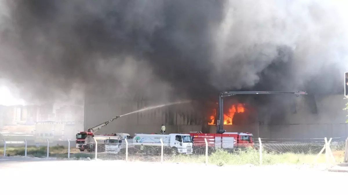 Gaziantep\'teki Fabrika Yangını Söndürülemiyor