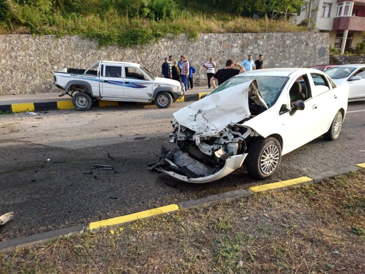 Kastamonu\'da Kamyonet ile Otomobil Çarpıştı: 3 Yaralı