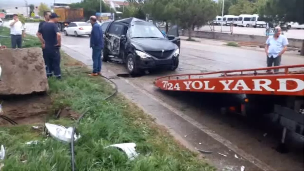 Otomobil Elektrik Direğine Çarptı: 3 Yaralı