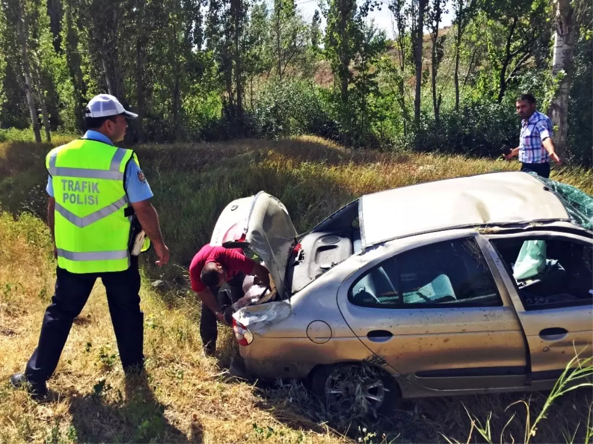 Otomobil Şarampole Uçtu: 2 Yaralı