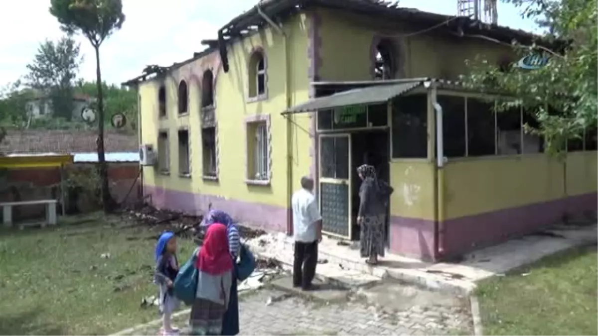 Sakarya\'da Yanan Cami Tamamen Kül Oldu