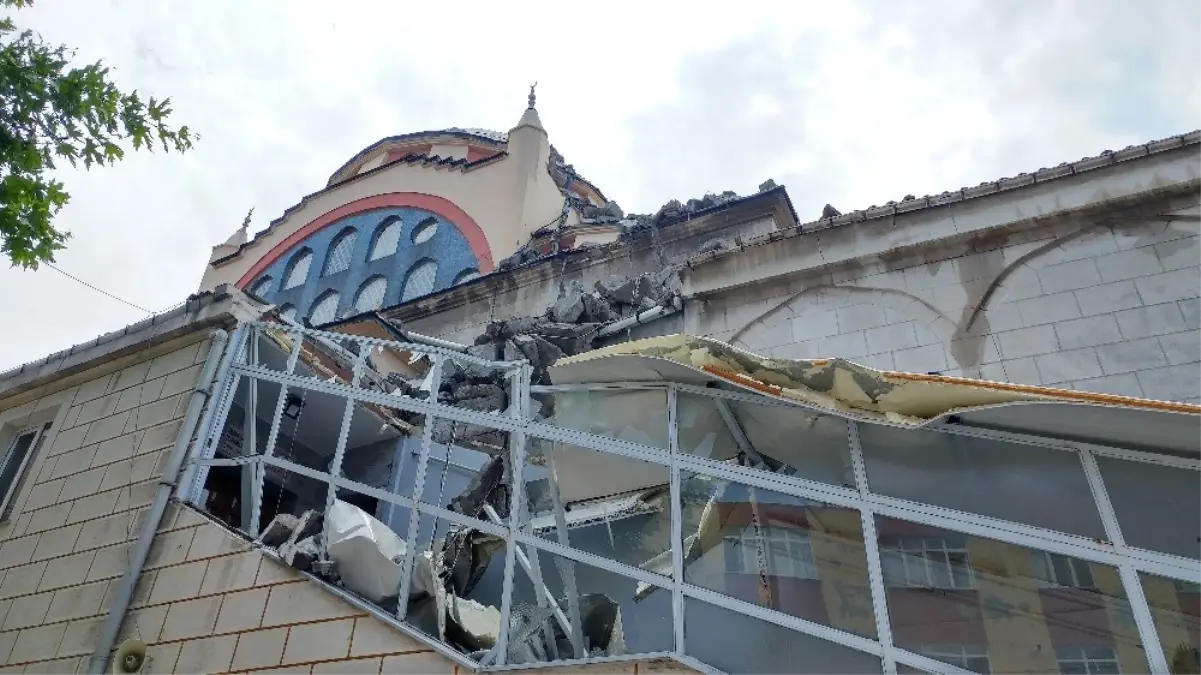 Şiddetli Fırtınada Caminin Minaresi Yıkıldı