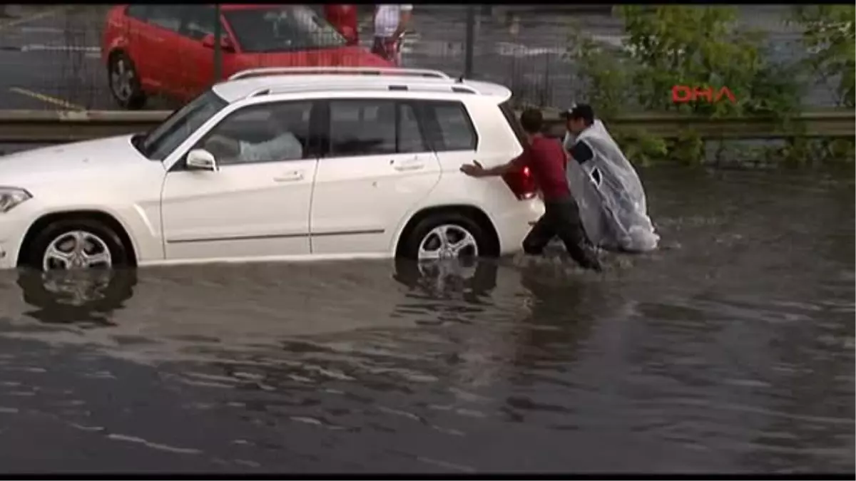 Yağmur ve Fırtına Istanbul\'u Esir Aldı