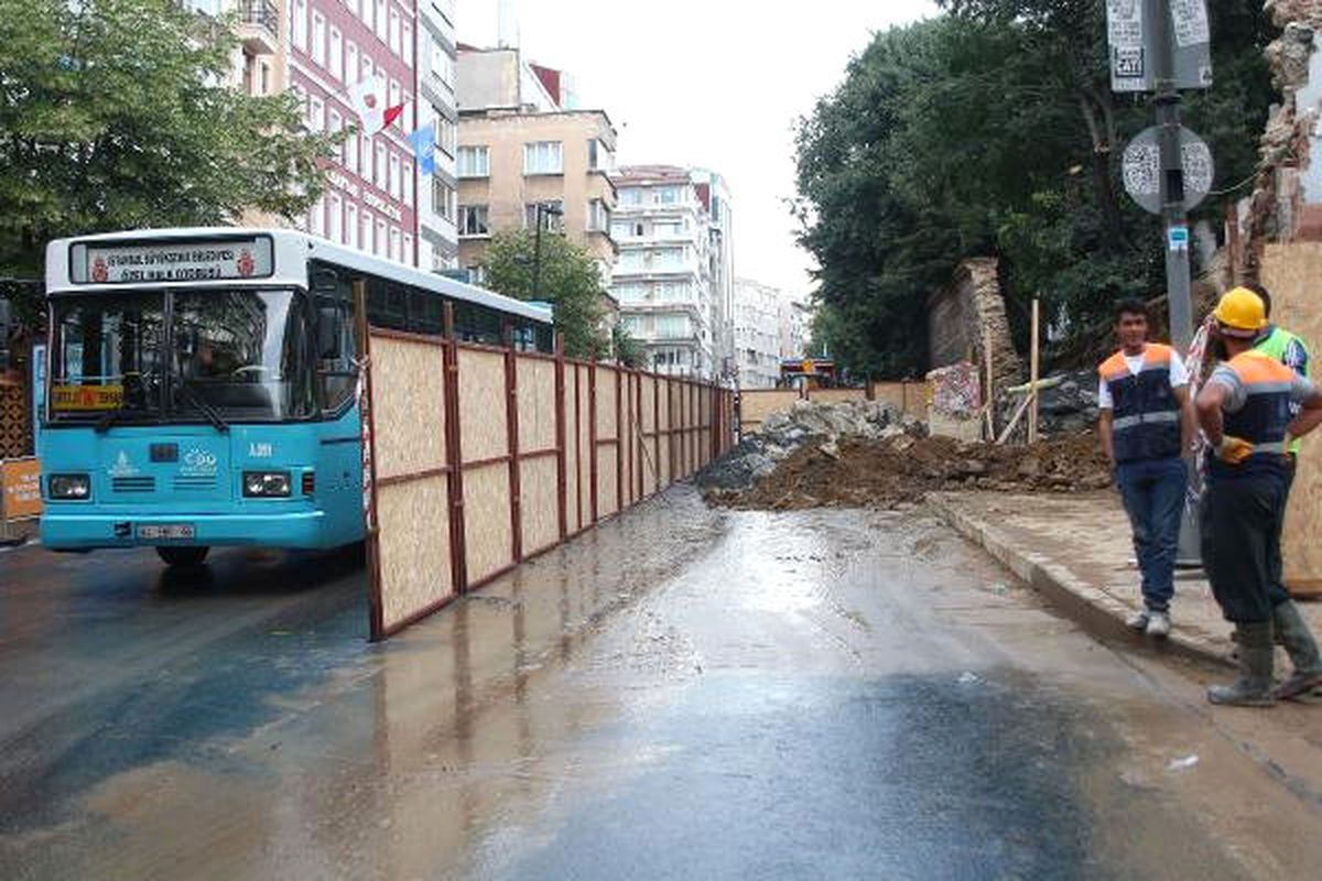 Yıkılan Latin Katolik Kabristanı\'nın Duvarını Kaldırma Çalışmaları Gece de Devam Etti (Ek...