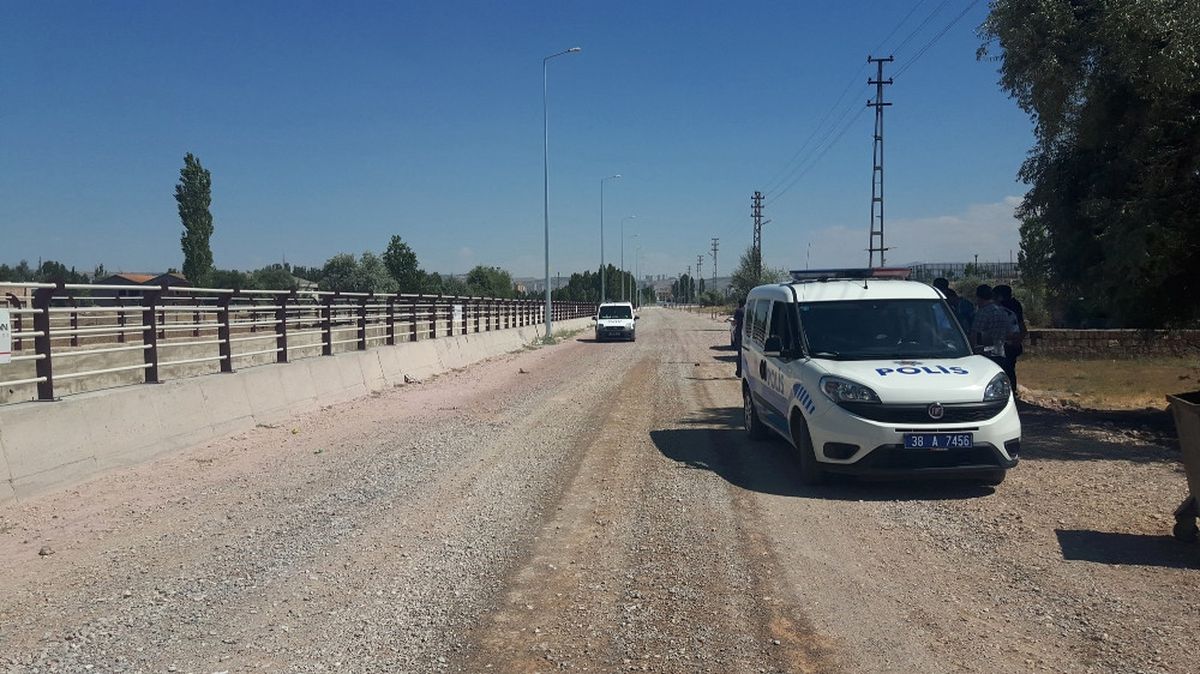 Dur Ihtarına Uymayan Şahıs Polise Ateş Açtı