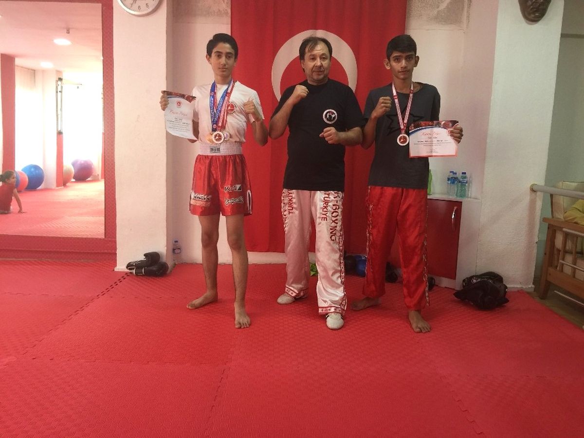 Eskişehir\'e Kick Boks\'ta 2 Gümüş Madalya