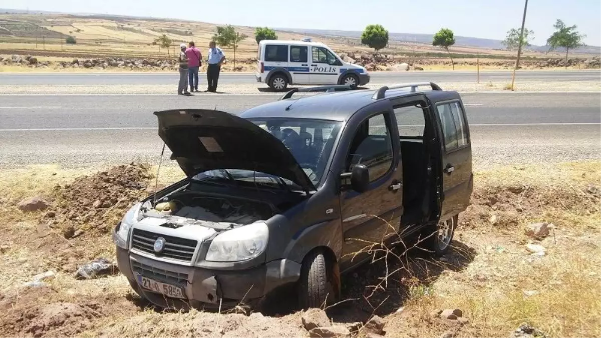 Gaziantep\'te Yoldan Çıkan Araç Tarlaya Uçtu: 3 Yaralı