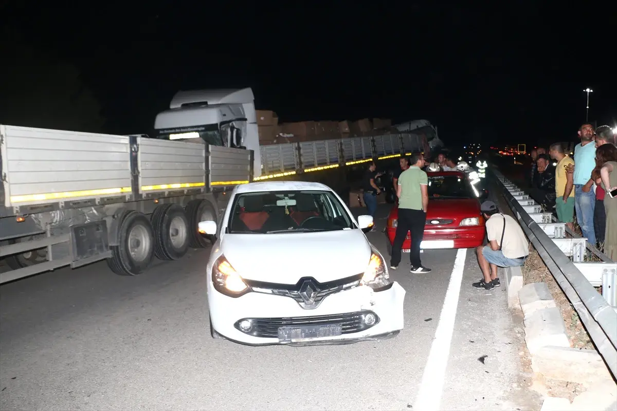 Güncelleme - Kütahya\'da Zincirleme Trafik Kazası: 1 Ölü, 4 Yaralı