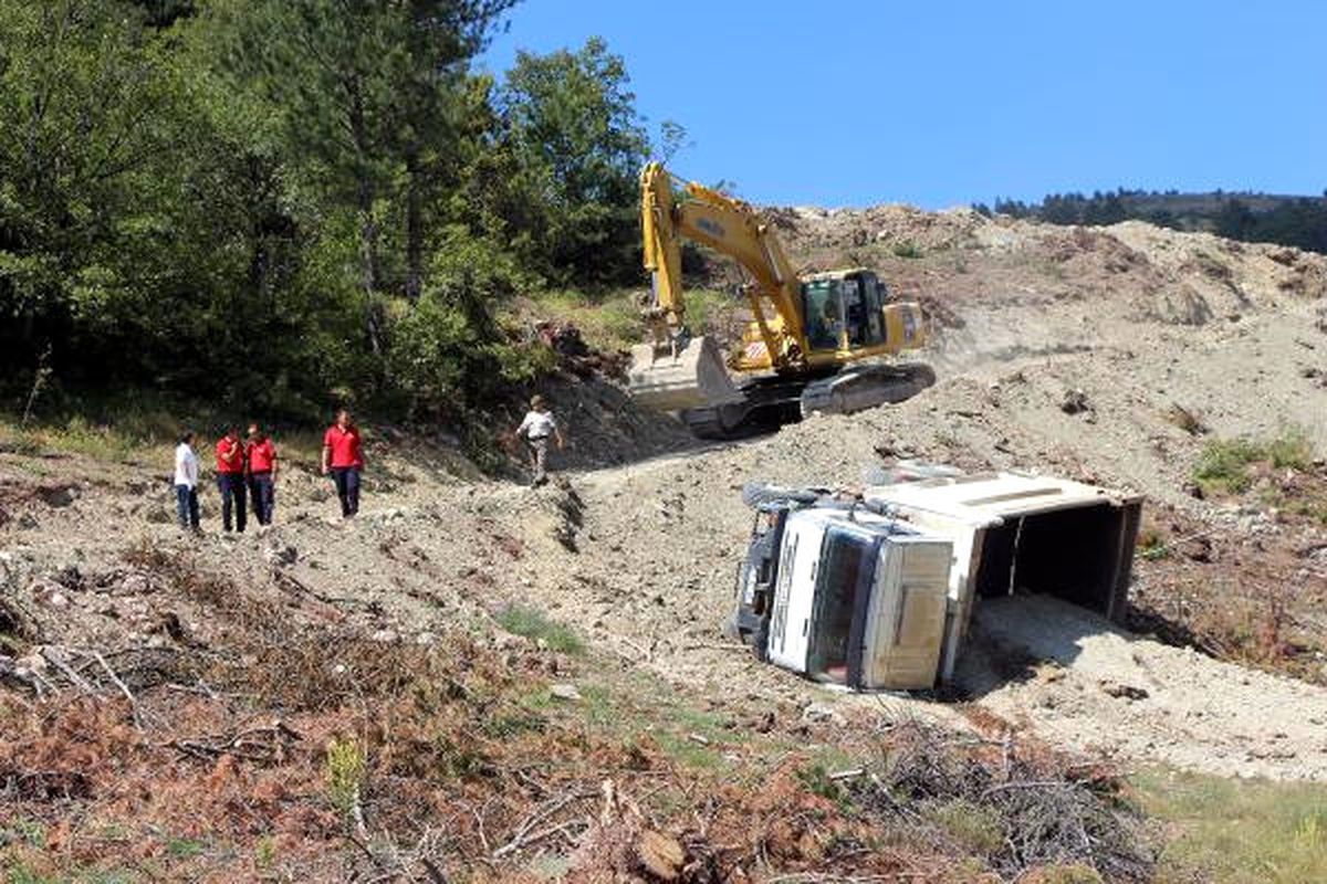 Hafriyat Kamyonu Devrildi, Altına Kalan Sürücü Öldü