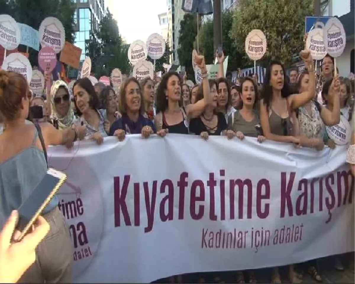 Kadıköy\'de "Kıyafetime Karışma" Eylemi(Geniş Haber)