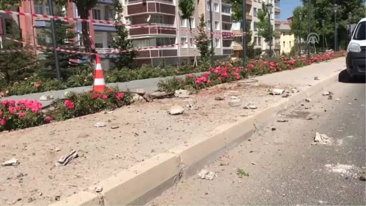 Kanalizasyon Hattında Sıkışan Gaz Patladı: 2 Yaralı