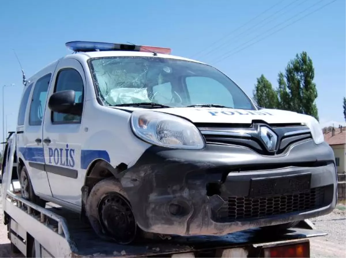 Kırmızı Işık İhlali Yapan Otomobilden Polis Aracına Ateş Açıldı