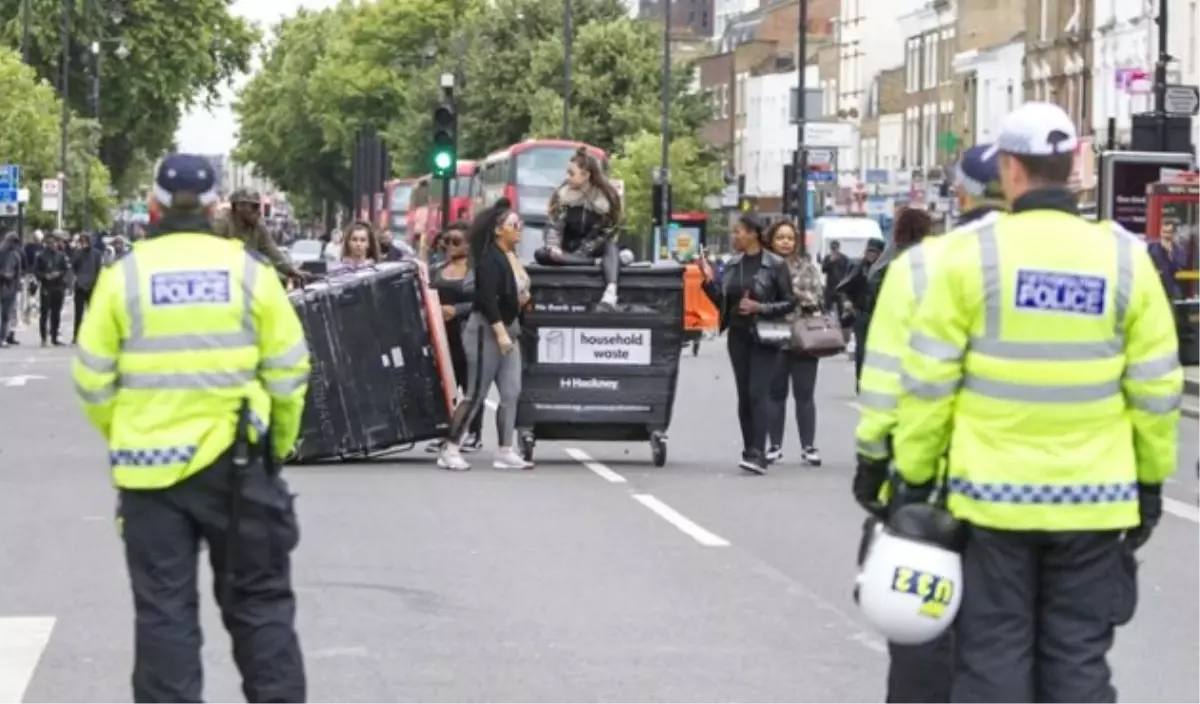 Londra\'da Gergin Protesto