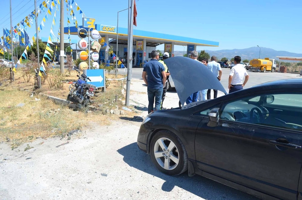 Motosiklet ile Otomobil Çarpıştı: 2 Yaralı