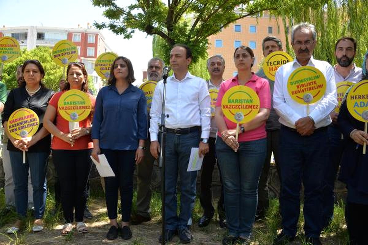 Osman Baydemir: Taşlar Bağlanıyor, İtler Salınıyor
