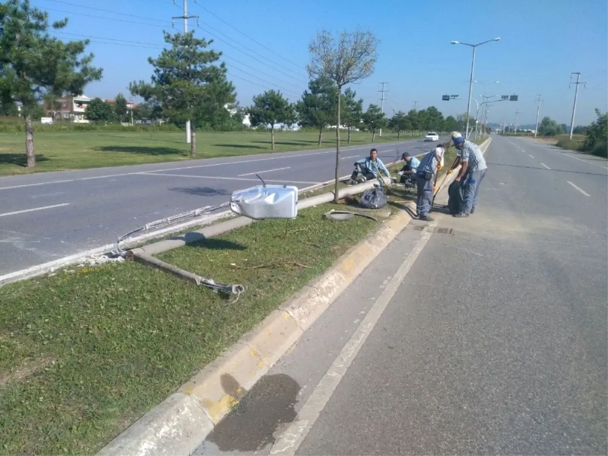 Sakarya\'da Otomobil Refüjdeki Aydınlatma Direğine Çarptı: 1 Yaralı