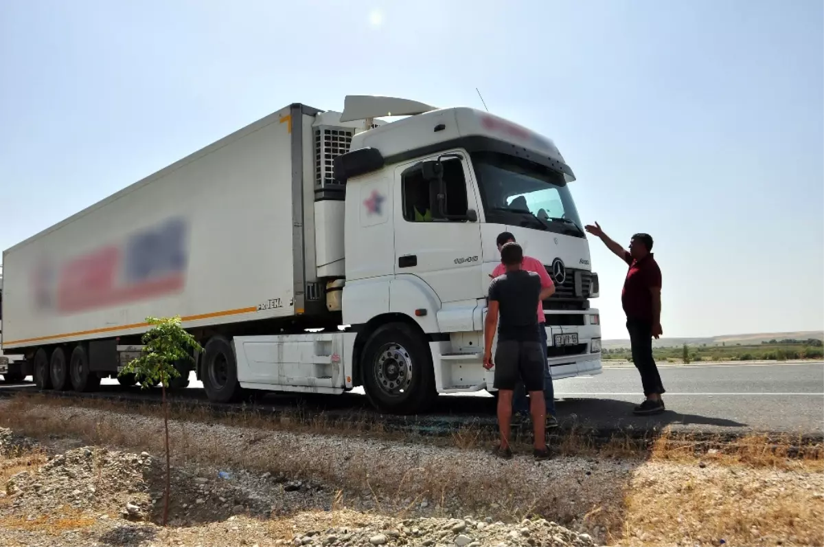 Serinlemek Için Suya Giren Kamyoncular Soyuldu