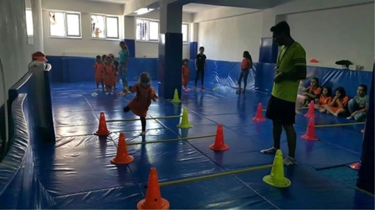 Simav\'ın Belde Belediyelerinden Jimnastik Salonuna Malzeme Desteği