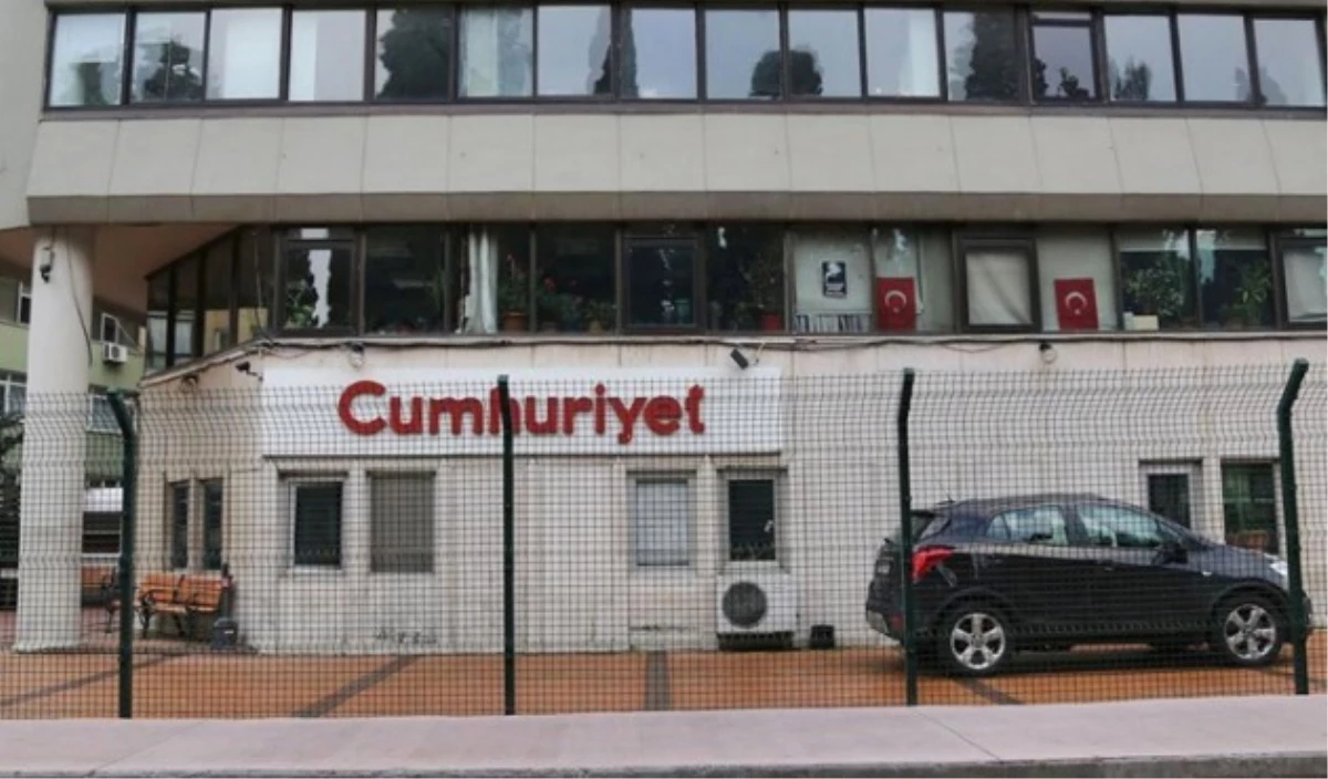 Tahliye Edilen Cumhuriyet Yazar ve Yöneticileri Silivri\'den Ayrıldı 1