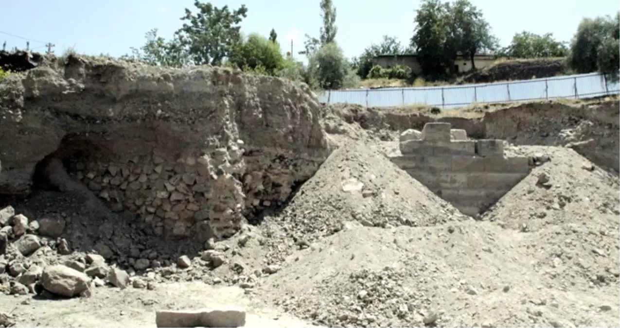 Belediyenin Yaptığı Kazı Çalışmasında Toprağın Altından Tarih Çıktı