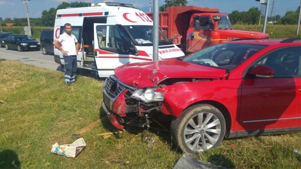 Akyazı\'da Trafik Kazası: 3\'ü Çocuk Toplam 4 Yaralı