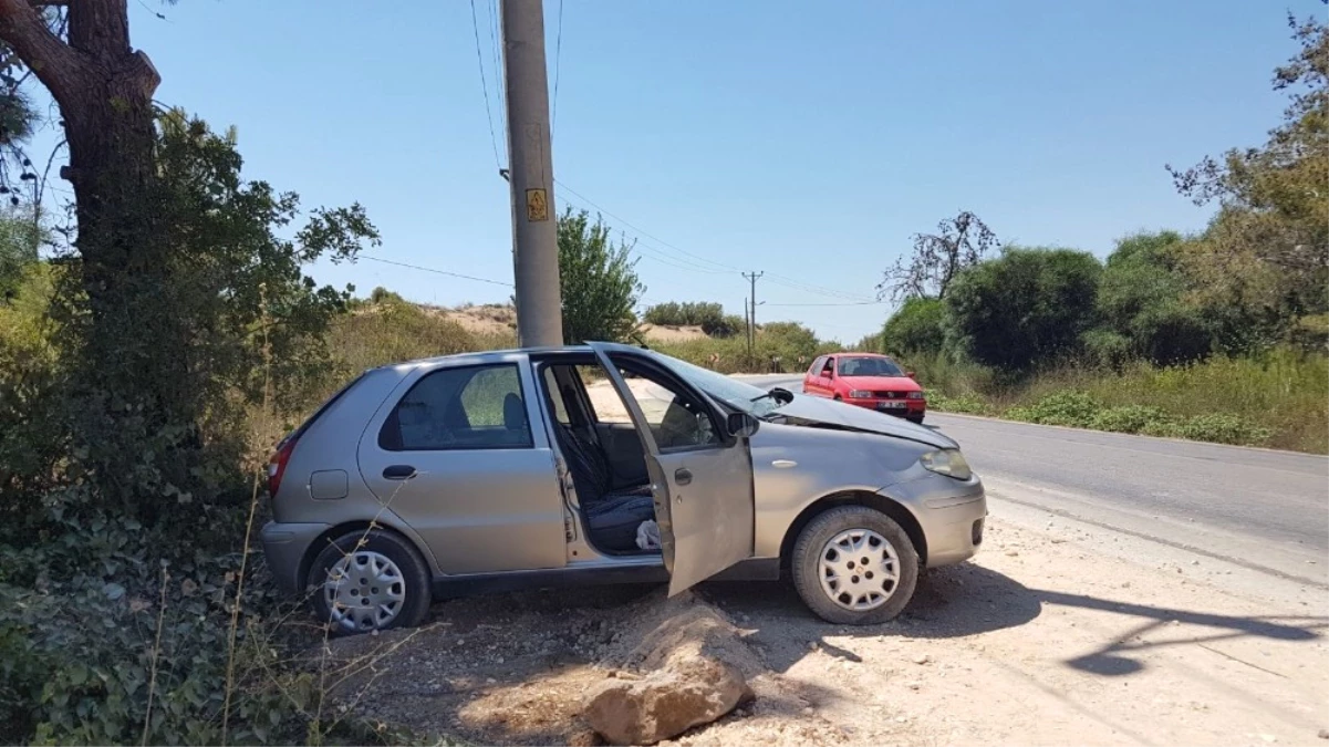Antalya\'da Otomobil Direğe Çarptı: 1 Yaralı