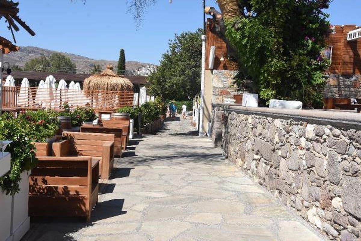 Bodrum\'da Çifte Tabancalı Saldırgan Dehşeti: 1 Ölü, 4 Yaralı